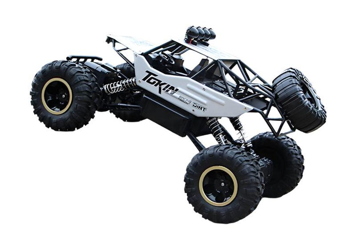 RC-Monstertruck 4x4 i aktion, robust design, stødsikker affjedring og firehjulstræk i ujævnt terræn.