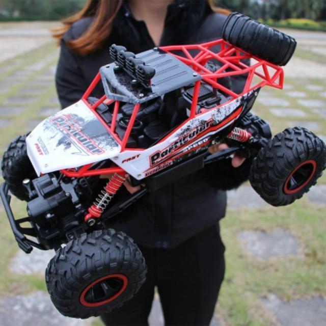 RC-Monstertruck 4x4 i aktion, robust design, stødsikker affjedring og firehjulstræk i ujævnt terræn.