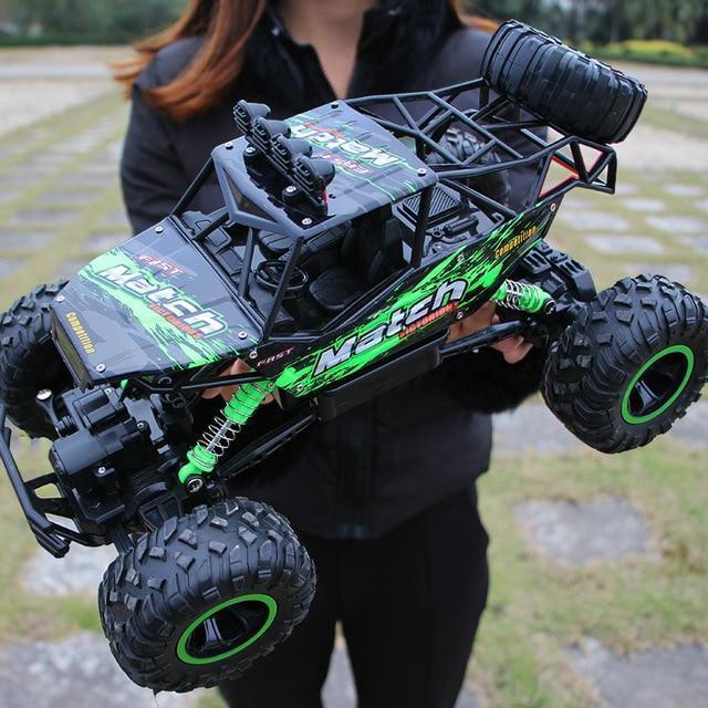 RC-Monstertruck 4x4 i aktion, robust design, stødsikker affjedring og firehjulstræk i ujævnt terræn.