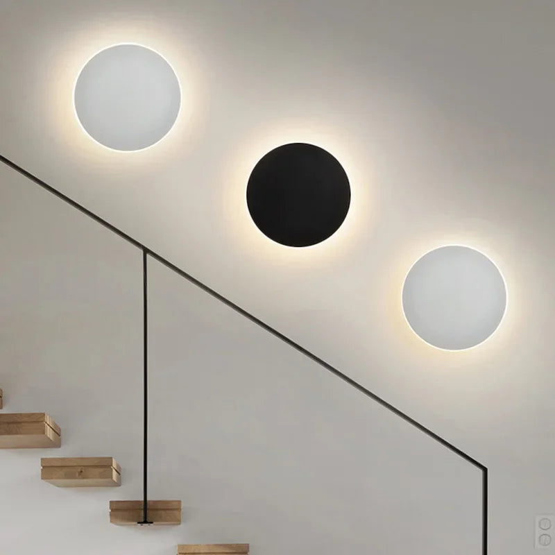 Rund, moderne LED-væglampe med elegant, minimalistisk design, ideel til stilfuld indendørsbelysning.