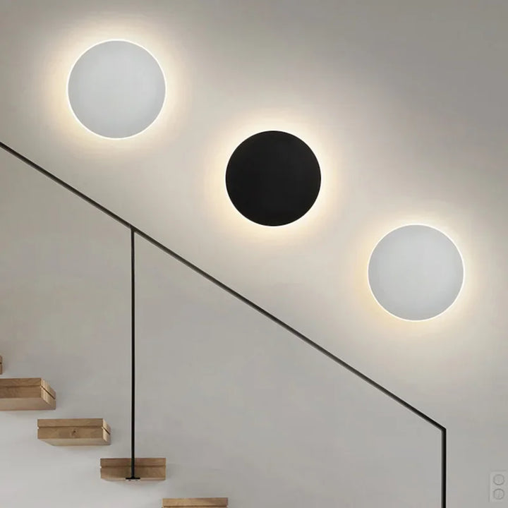 Rund, moderne LED-væglampe med elegant, minimalistisk design, ideel til stilfuld indendørsbelysning.