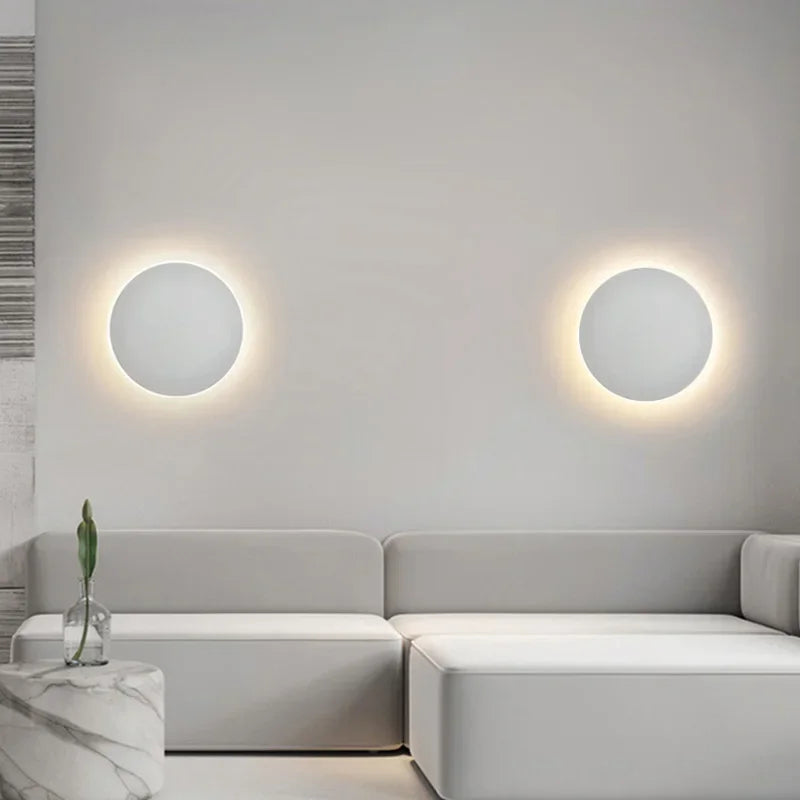 Rund, moderne LED-væglampe med elegant, minimalistisk design, ideel til stilfuld indendørsbelysning.
