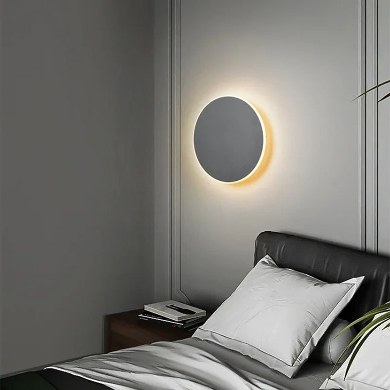 Rund, moderne LED-væglampe med elegant, minimalistisk design, ideel til stilfuld indendørsbelysning.