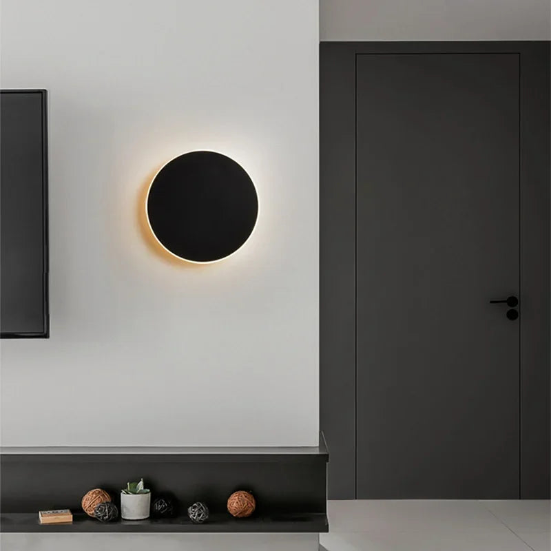 Rund, moderne LED-væglampe med elegant, minimalistisk design, ideel til stilfuld indendørsbelysning.