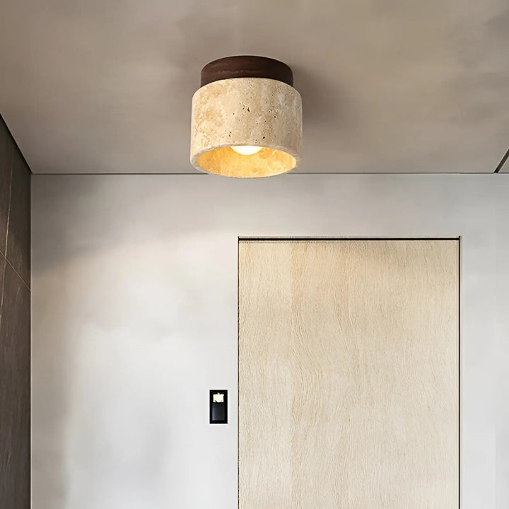 Rustik travertin-loftslampe af træ, minimalistisk Wabi-Sabi design, naturlig og elegant belysning.