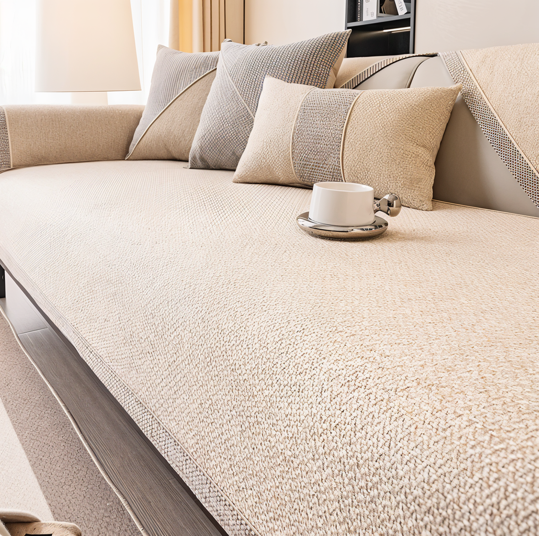 Lysegråt sofabetræk med skridsikker funktion, nemt at montere og vedligeholde.