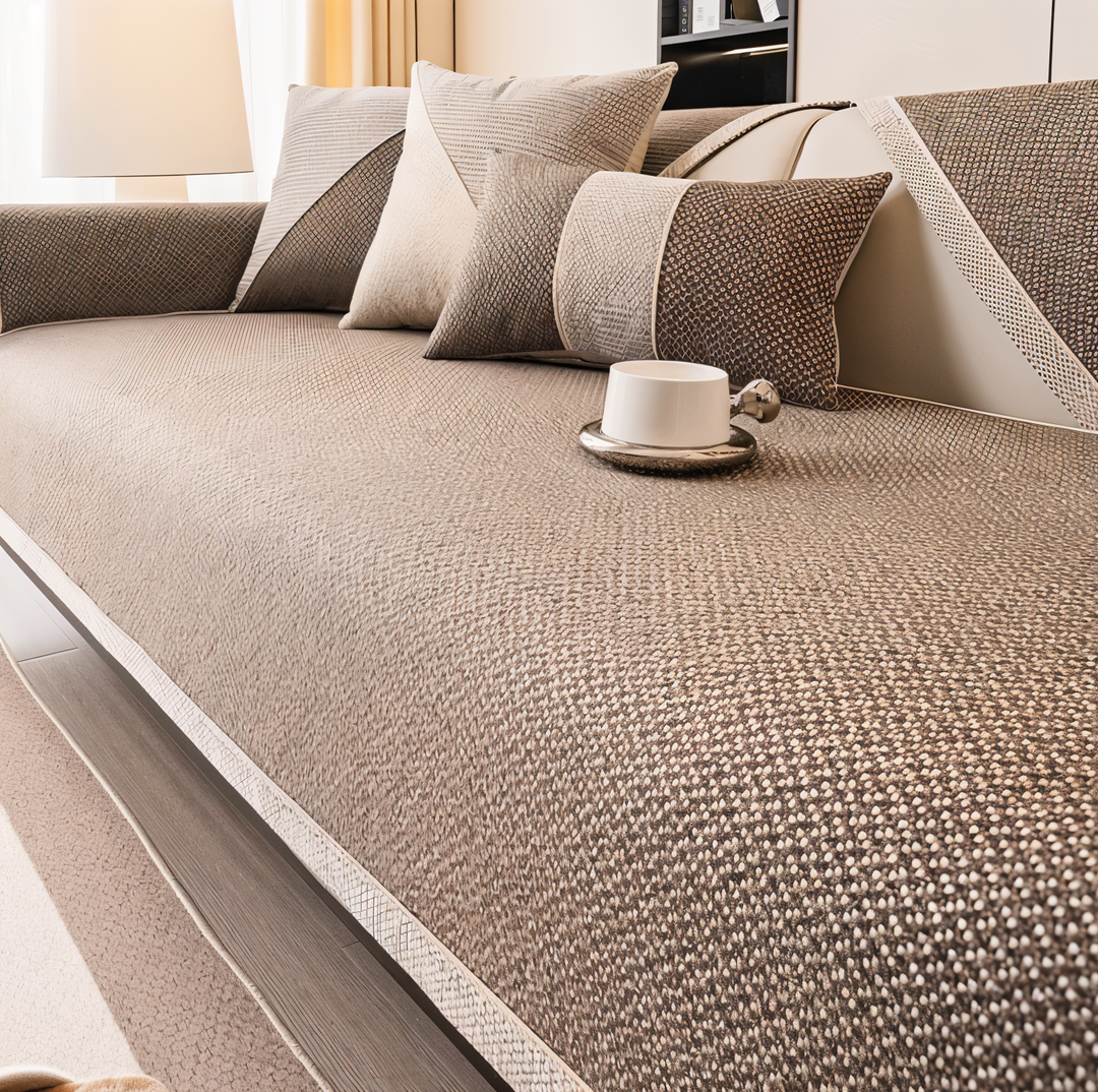 Komfortabelt lysegråt sofabetræk, der forbliver på plads takket være skridsikker teknologi.