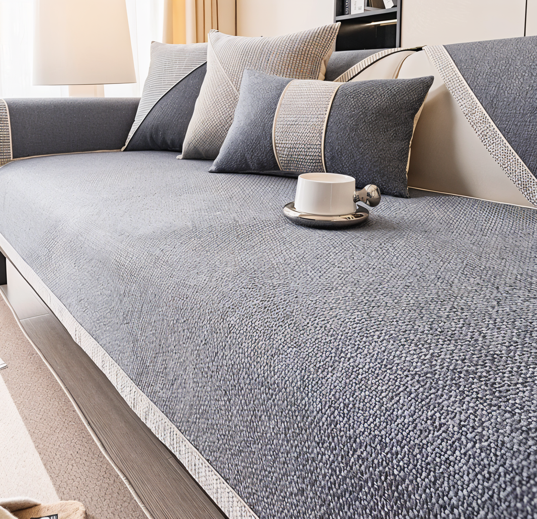 Skridsikkert sofabetræk i lysegrå farve, designet til at holde.