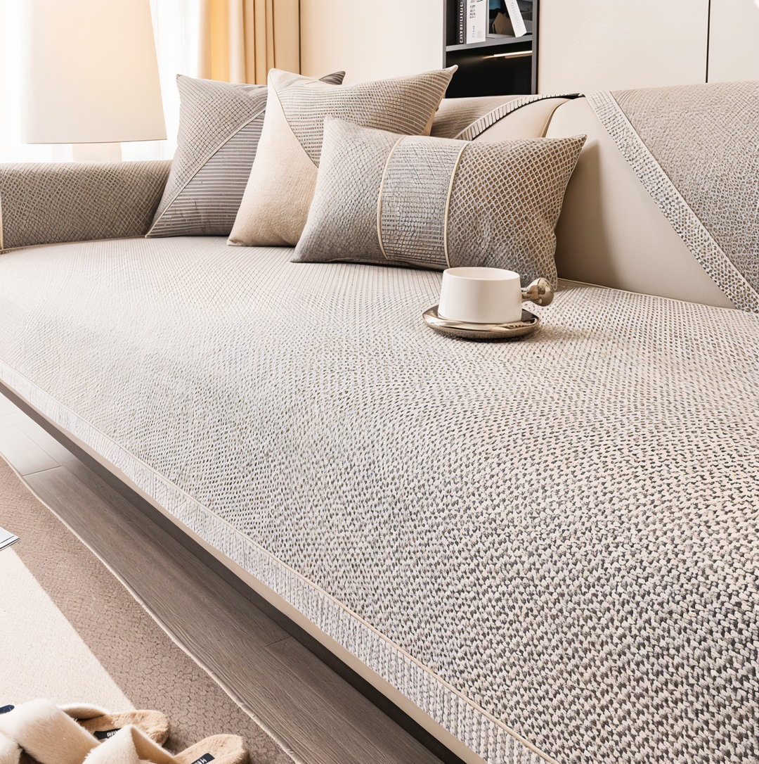 Skridsikkert og stilfuldt sofabetræk i en varm lysegrå nuance til hverdagsbrug.