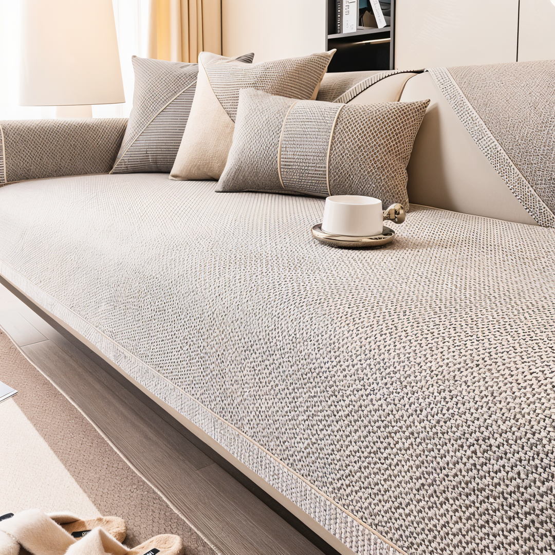 Lysegråt sofabetræk med nem vask og robust skridsikker funktion.
