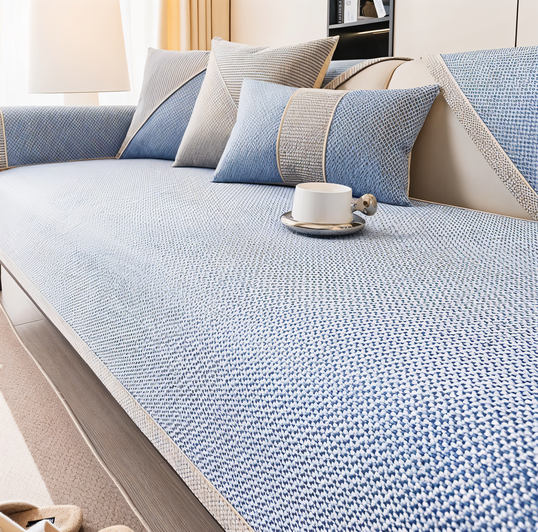 Moderne lysegråt sofabetræk med innovativ skridsikker teknologi for stabilitet.