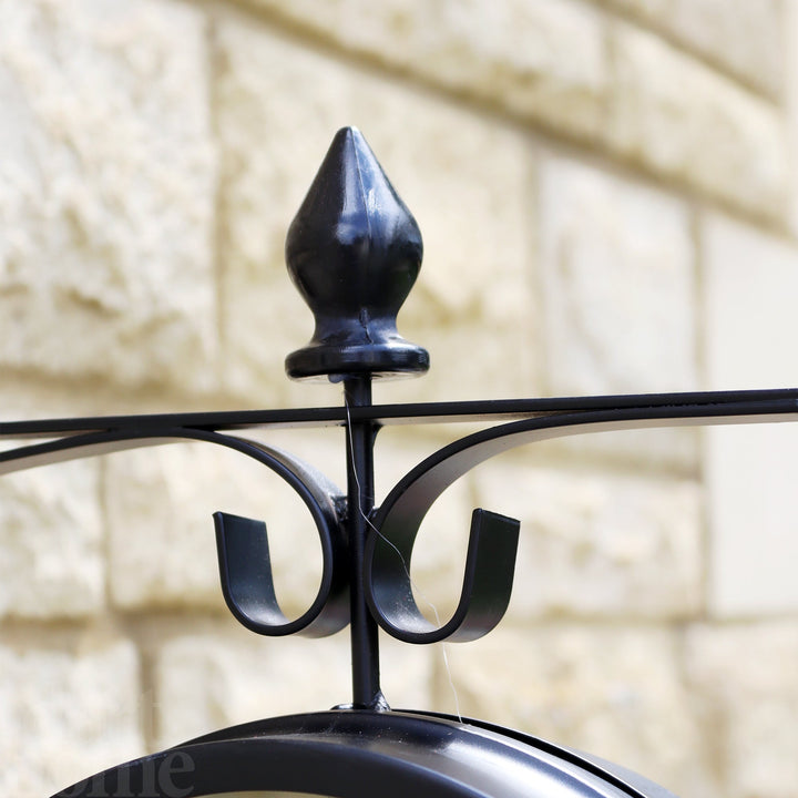 Sort dobbeltsidet udendørs togstationsvægur med robust ramme, dobbeltsidet urskive, klassisk design, vejrbestandig