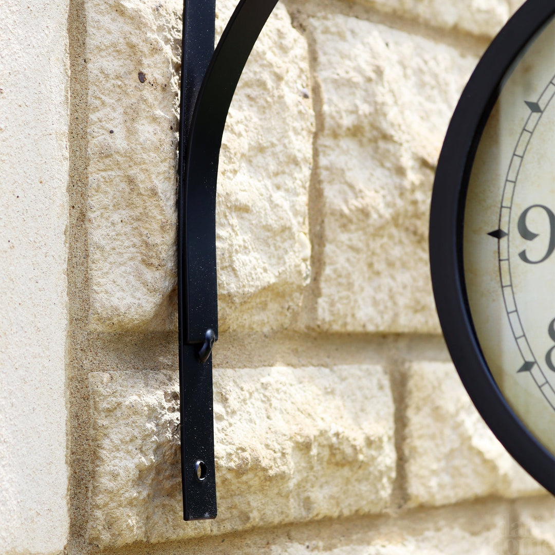 Sort dobbeltsidet udendørs togstationsvægur med robust ramme, dobbeltsidet urskive, klassisk design, vejrbestandig