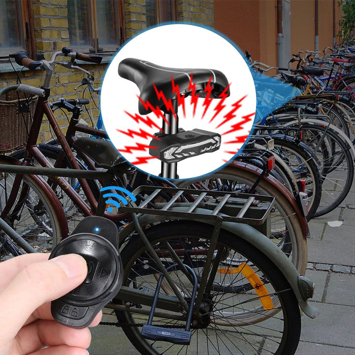 Sort baglygte med 31 LED og 6 tilstande monteret på cykelsadel, med integreret tyverialarm for øget sikkerhed.