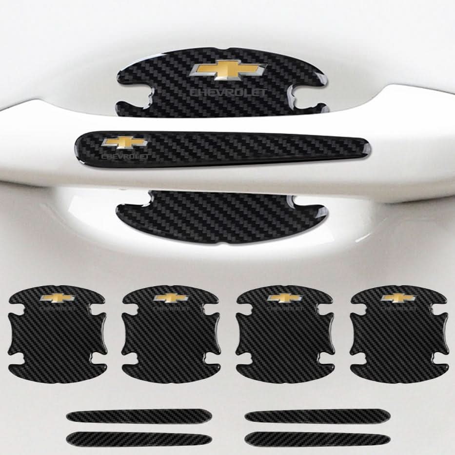 Selvklæbende bildørbeskyttersæt i carbon-look med universel pasform og ridsefast design for effektiv beskyttelse.