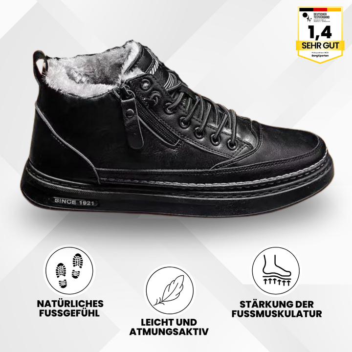 En person, der tager ArcticTrek Pro-sko på, viser nem adgang og komfortabel pasform.