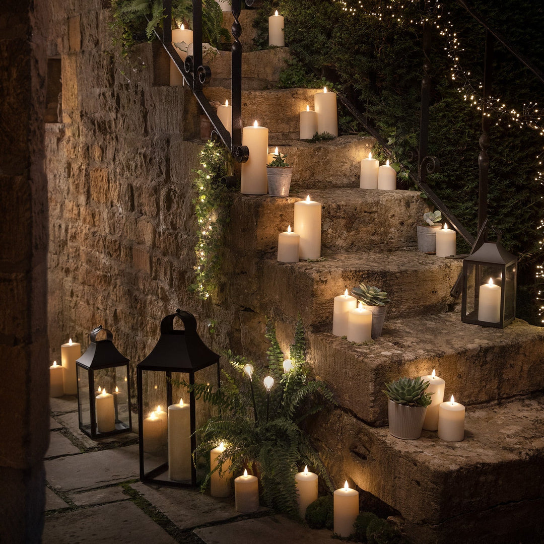 Trio af solcelledrevne LED-stearinlys i forskellige højder, perfekt til havebelysning og miljøvenlig dekoration.