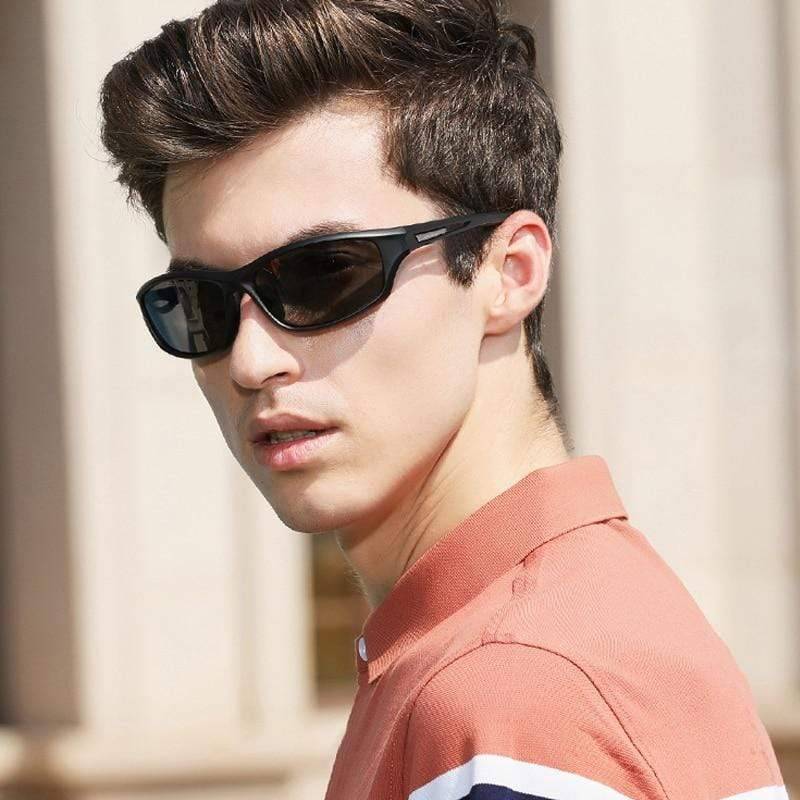 Ultralette polariserede solbriller til mænd i sporty stil med blåt stel, UV-beskyttelse og klart syn udendørs.