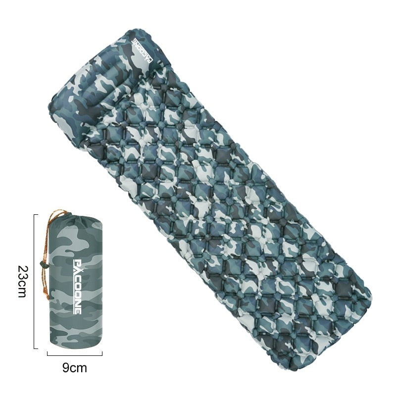 Ultralet olivengrønt liggeunderlag med integreret fodpumpe, vandafvisende, ideelt til udendørs eventyr, sideansigt.