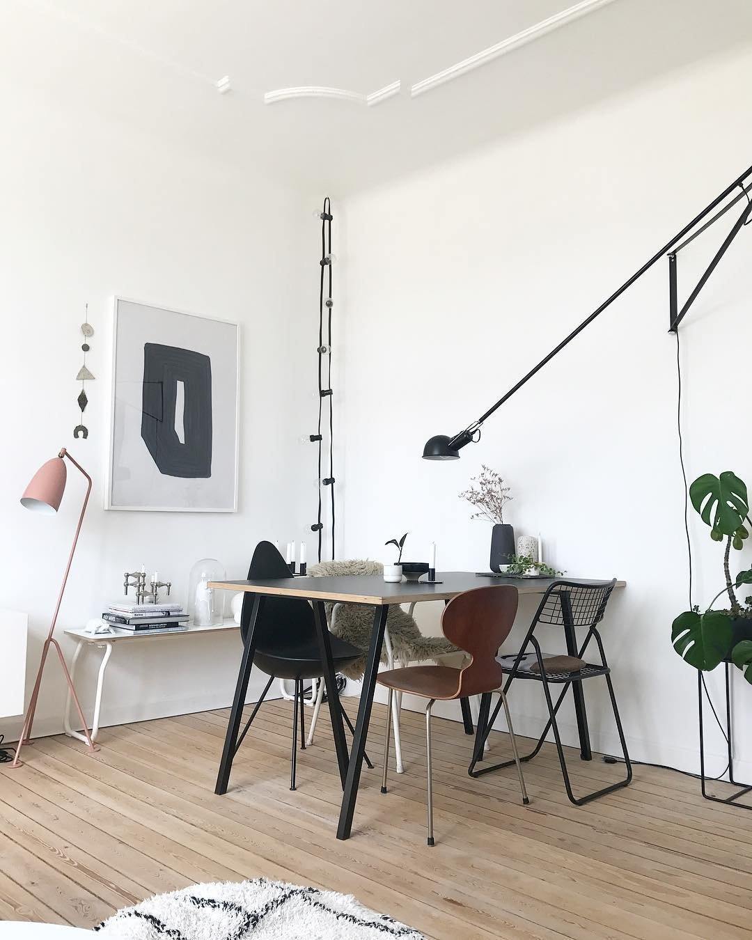 Justerbar væglampe 265, industriel elegance, aluminiumsskærm, metalramme, fleksibel belysning til hjemmet.