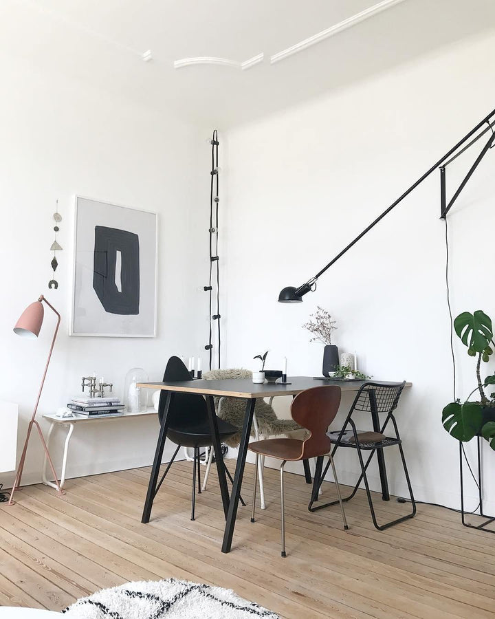 Justerbar væglampe 265, industriel elegance, aluminiumsskærm, metalramme, fleksibel belysning til hjemmet.