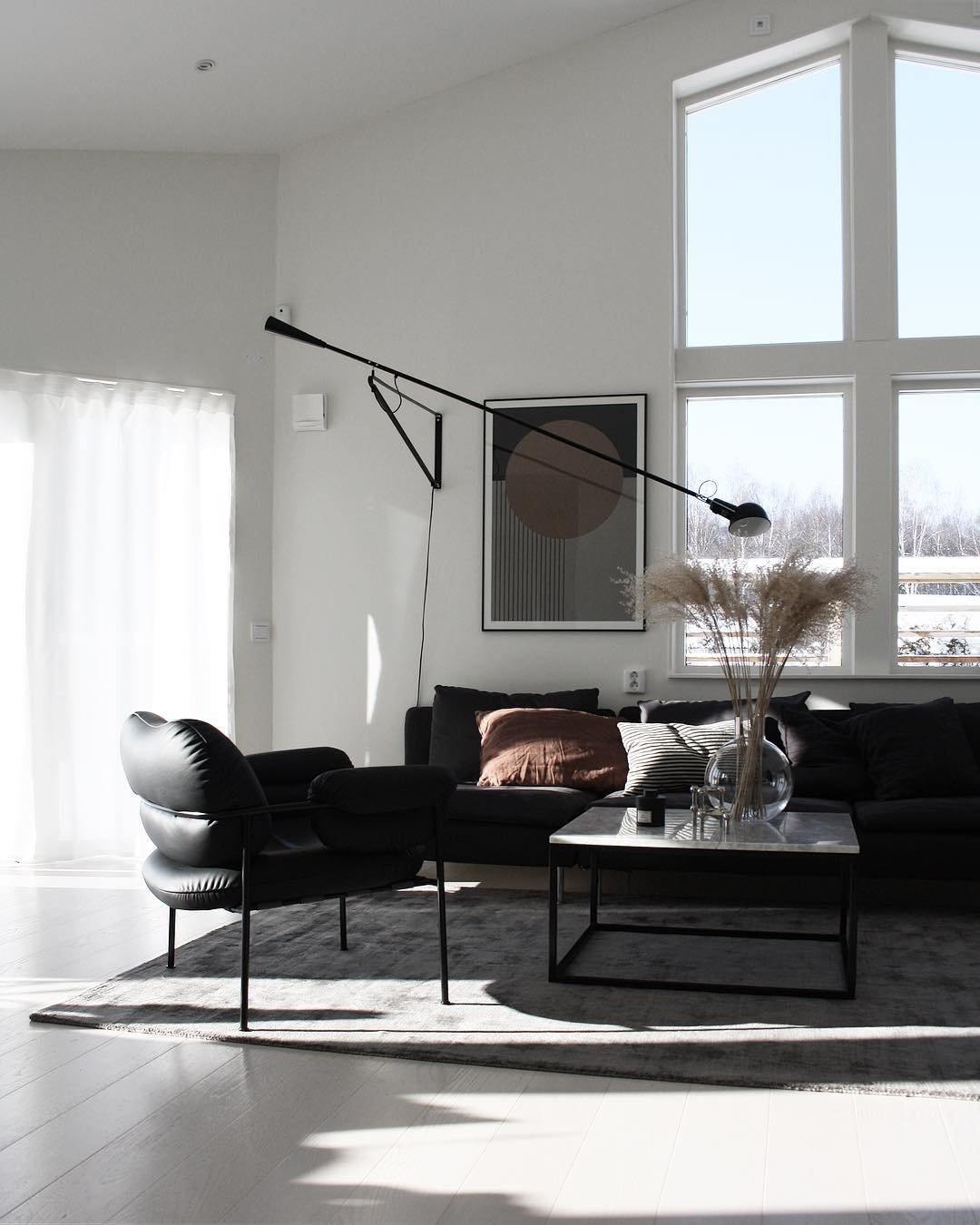 Justerbar væglampe 265, industriel elegance, aluminiumsskærm, metalramme, fleksibel belysning til hjemmet.