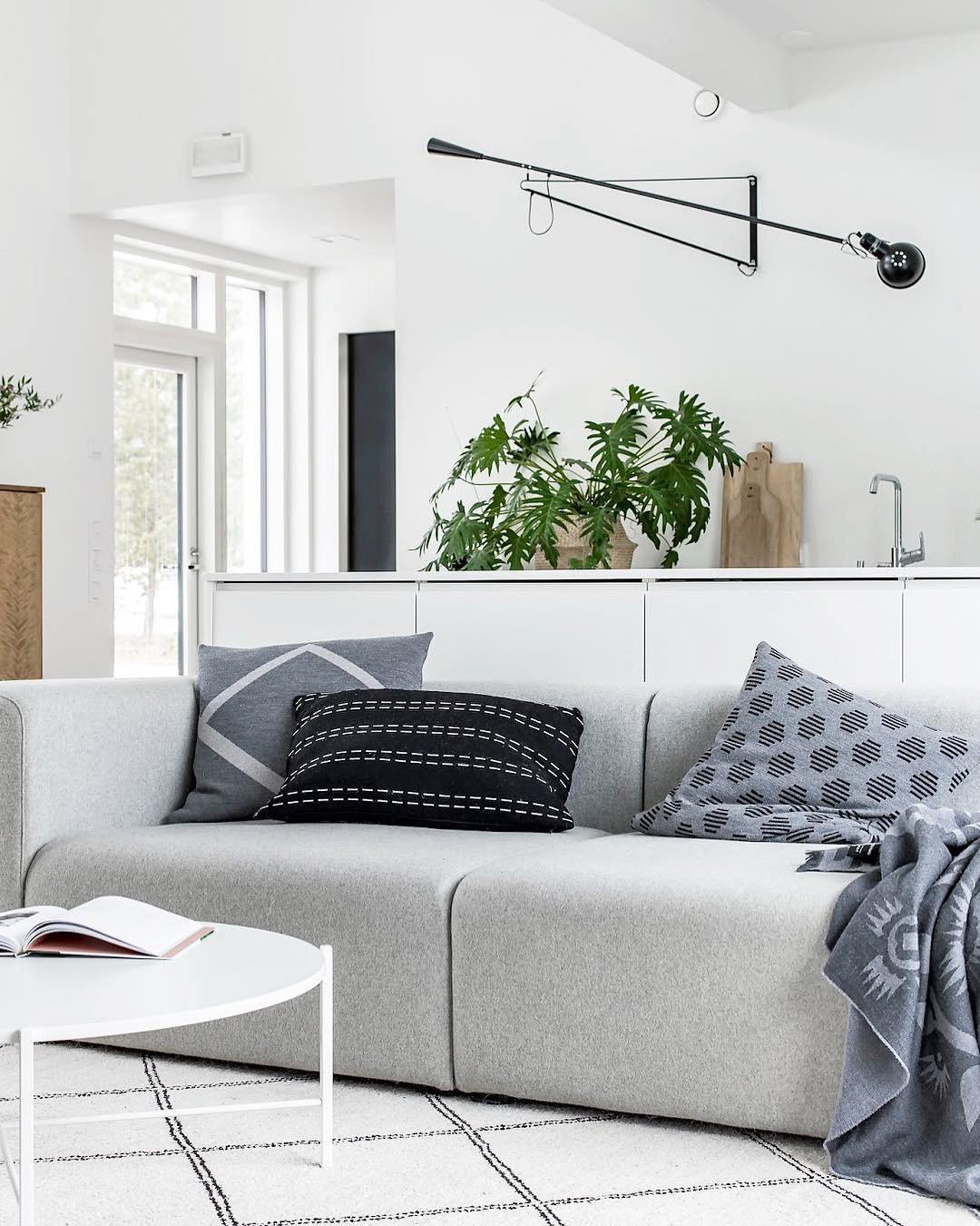 "Verstellbare Wandleuchte 265, industrielle Eleganz, Aluminiumschirm, Metallrahmen, flexible Beleuchtung für Zuhause."