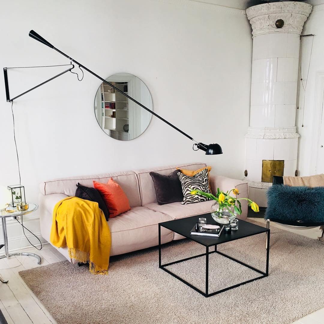 Justerbar væglampe 265, industriel elegance, aluminiumsskærm, metalramme, fleksibel belysning til hjemmet.