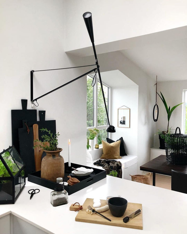 "Verstellbare Wandleuchte 265, industrielle Eleganz, Aluminiumschirm, Metallrahmen, flexible Beleuchtung für Zuhause."