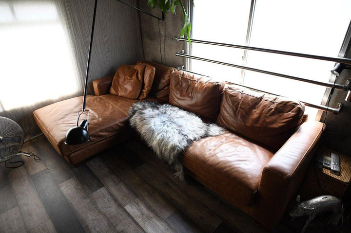 "Verstellbare Wandleuchte 265, industrielle Eleganz, Aluminiumschirm, Metallrahmen, flexible Beleuchtung für Zuhause."