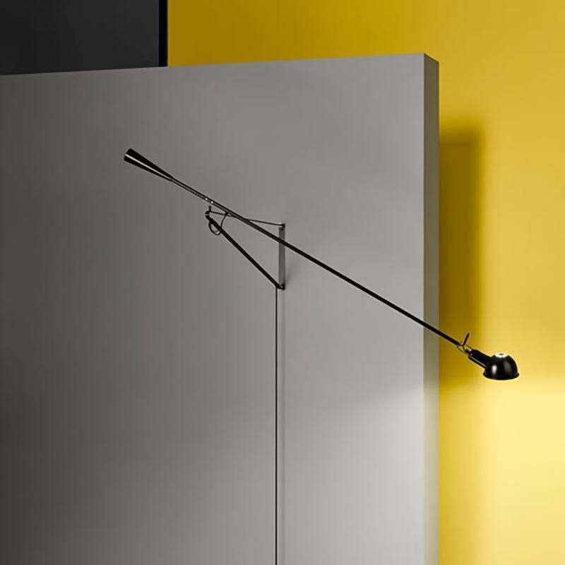 Justerbar væglampe 265, industriel elegance, aluminiumsskærm, metalramme, fleksibel belysning til hjemmet.