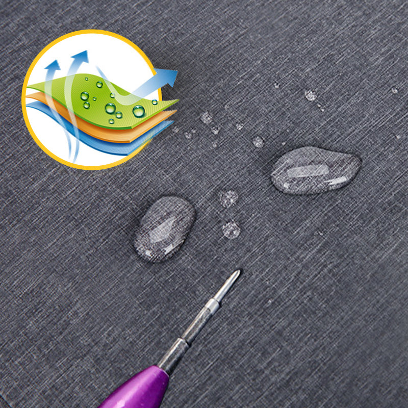 Forsiden af en tyverisikret skuldertaske i sort, med ergonomisk design, sikkerhedsrum og en holdbar nylon-polyesterblanding.