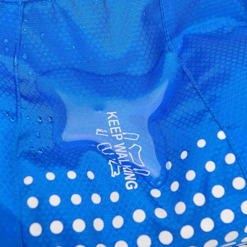 Vandtæt blå outdoor rygsæk med 2L vandblære, let og justerbar, ideel til eventyr og sport.