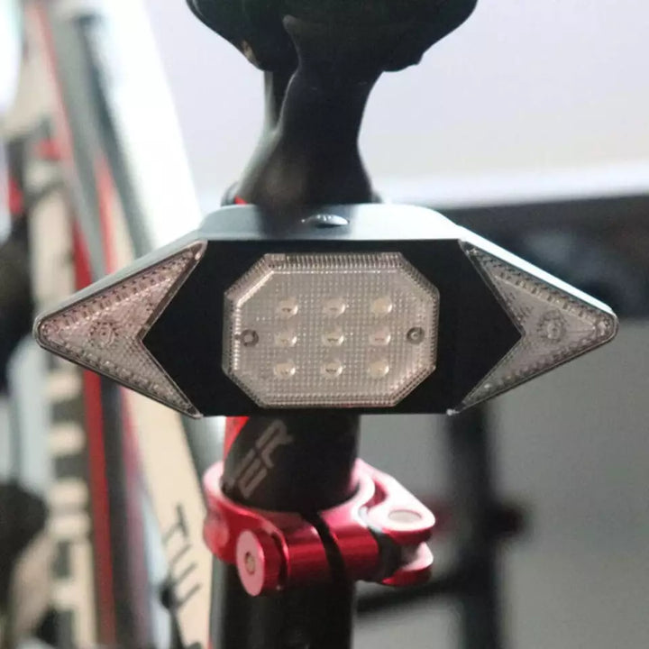 Vandtæt LED cykelblinklys, trådløst, med USB-port; velegnet til alle vejrforhold, nem montering.