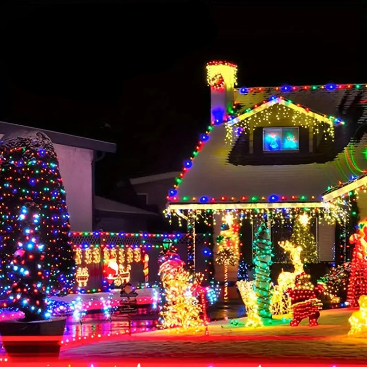 Vandafvisende solcelledrevet lyskæde i haven ved daggry, varme LED-lys, stemningsfuld udendørs belysning