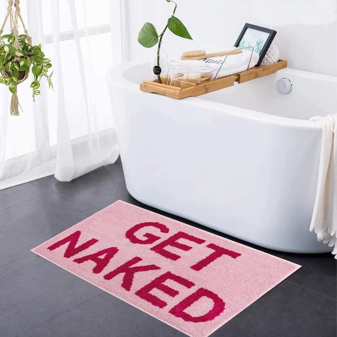 Blød tuftet bademåtte med "Get Naked" tekst i moderne design for et stilfuldt og komfortabelt badeværelse.