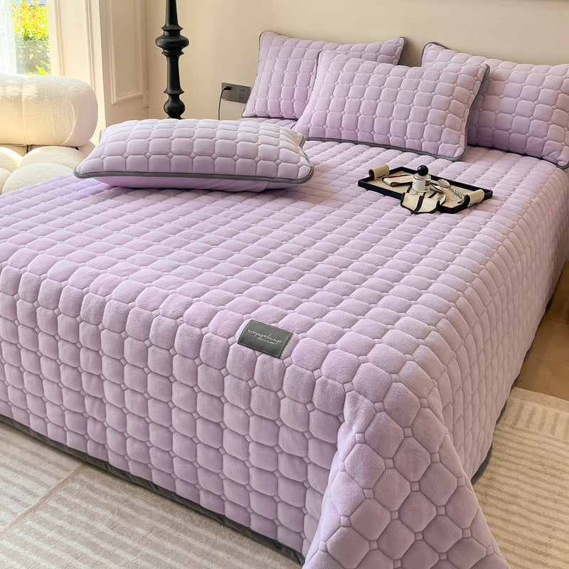 Blødt dagsengetæppe med kvadratisk tekstur, fluffy og moderne, draperet på sofaen for stilfuld hygge.