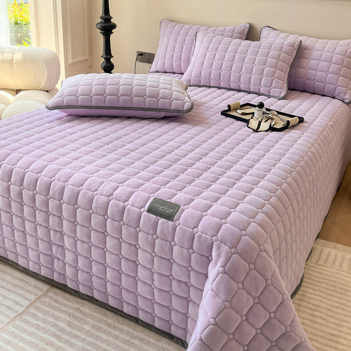 Blødt dagsengetæppe med kvadratisk tekstur, fluffy og moderne, draperet på sofaen for stilfuld hygge.