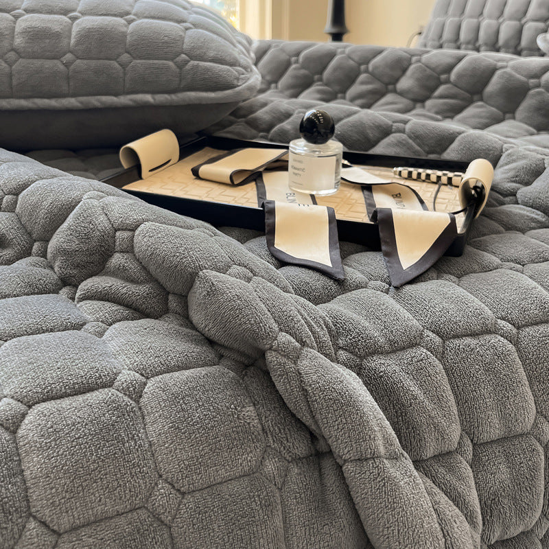Blødt dagsengetæppe med kvadratisk tekstur, fluffy og moderne, draperet på sofaen for stilfuld hygge.