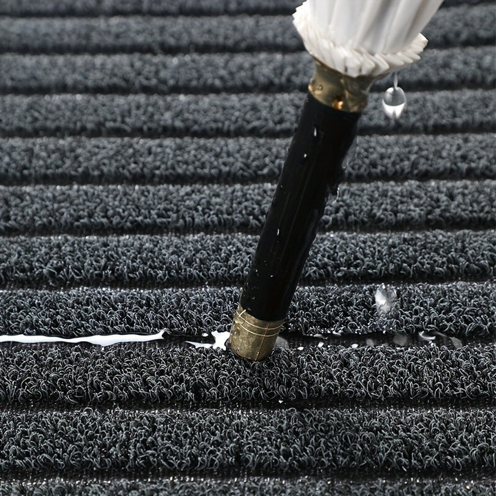 Vejrbestandig dørmåtte i stilfuld grå, fremragende snavsopsamling og robust kvalitet til indgangspartiet.