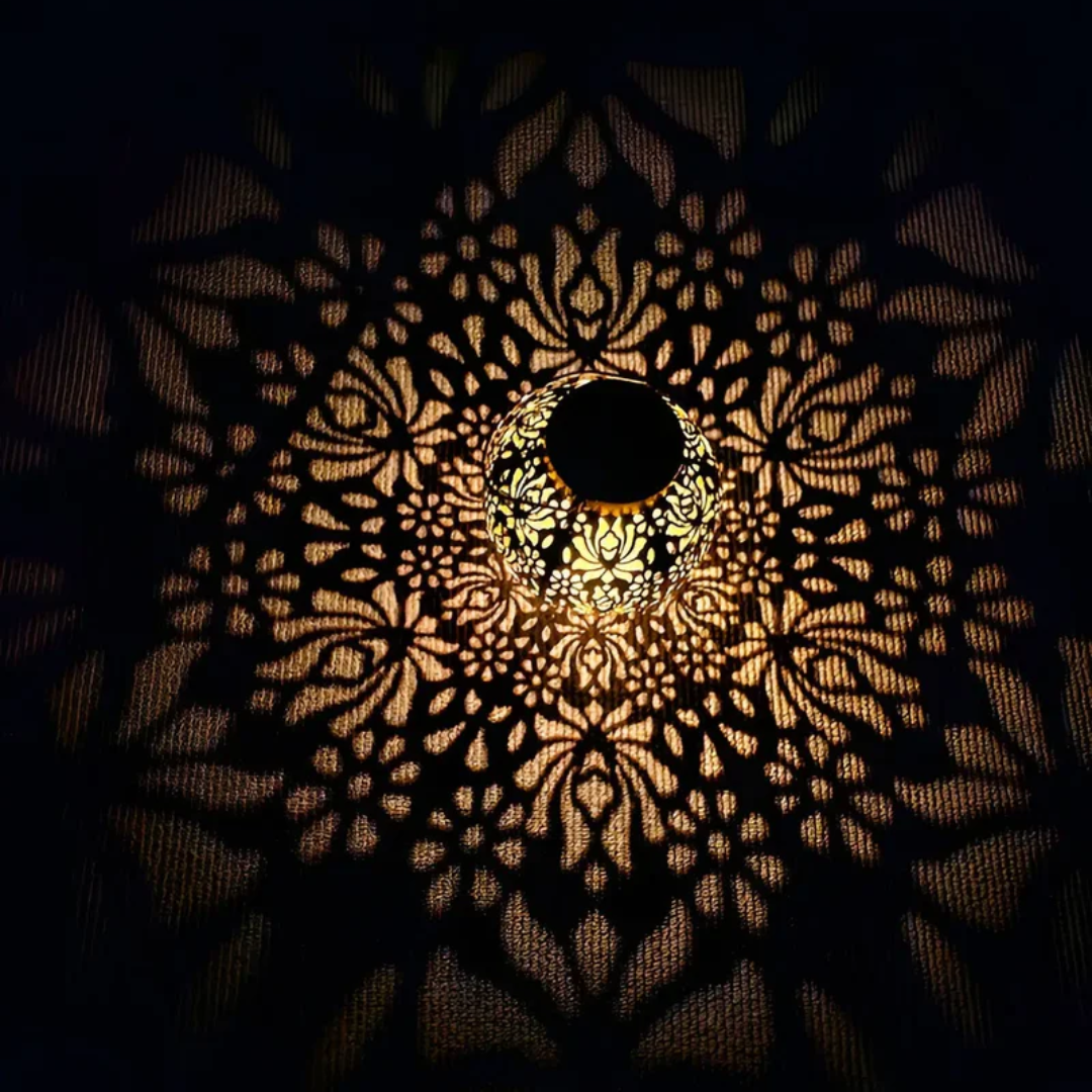 Vejrbestandig LED Solar Hængelampe: Robust udendørs lampe med solpanel, der dekorerer haven med stemningsfuldt lysspil.