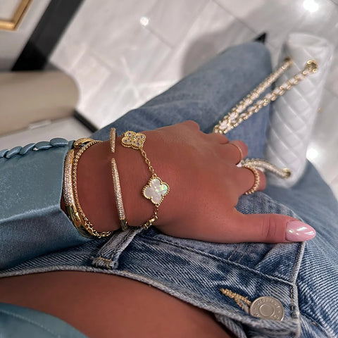 Tidløst Aurora Klaver smykkesæt i forgyldt sølv i luksuriøs æske, ideelt til festlige lejligheder.